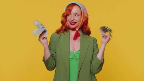 現金お金のドル紙幣のファンを保持若い女性は ダンス 成功のビジネスキャリア 宝くじゲームの勝者 大きな収入 富を祝う 赤い髪生姜女の子一人で黄色のスタジオ背景 — ストック動画