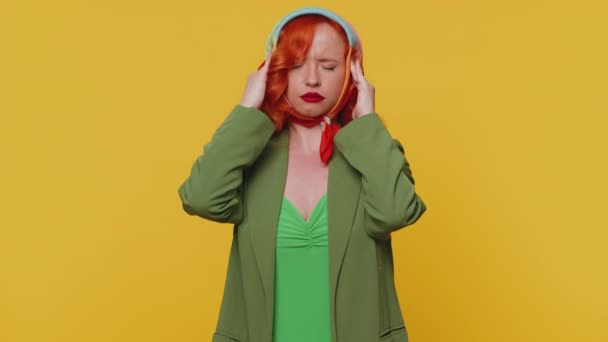 红头发的年轻女人穿着夹克擦拭太阳穴来治疗头痛问题 饱受紧张和移民之苦 痛苦中的鬼脸 高血压 孤身一人的黄种人 — 图库视频影像