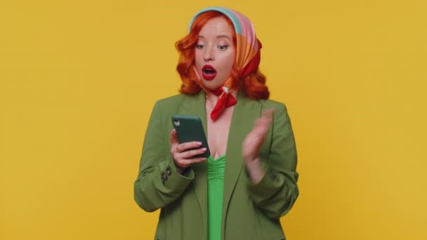 Szczęśliwy Podekscytowany Radosna Kobieta Kurtce Sukienka Używać Telefonu Komórkowego Wpisując — Wideo stockowe