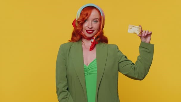 Redhead Ung Kvinna Som Visar Plast Kreditkort Reklam Överföra Pengar — Stockvideo