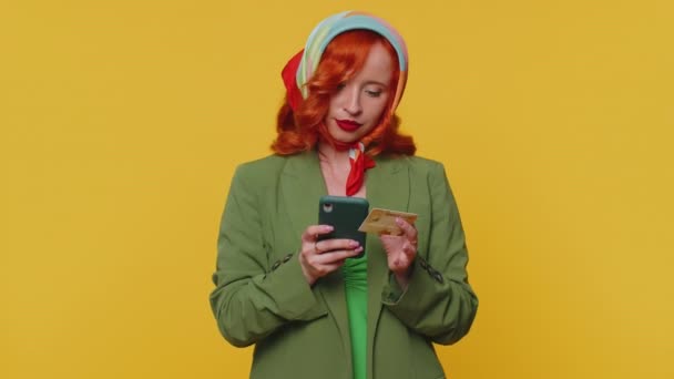 Femme Rousse Sincère Cliente Utilisant Une Carte Bancaire Crédit Smartphone — Video