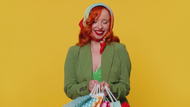 Glad Rödhårig Shopaholic Kvinna Visar Shoppingkassar Reklam Rabatter Leende Ser — Stockvideo