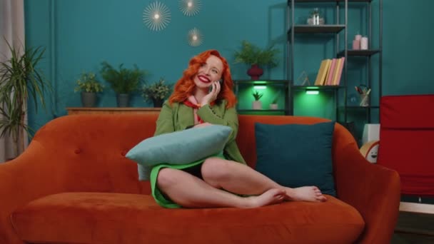 Sorrindo Jovem Ruiva Vestido Verde Fazendo Conversa Telefone Celular Com — Vídeo de Stock