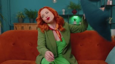 Güzel, mutlu, sakin, beyaz saçlı bir kızın portresi. Arkadaşça gülümseyen, mutlu bir yüz ifadesi. Başka tarafa bakıyor.