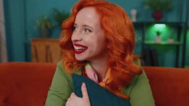 Güzel, mutlu, sakin, beyaz saçlı, güler yüzlü, güler yüzlü, mutlu bakışlı, rüya gören, rahatlamış, tatmin olmuş bir konsept.