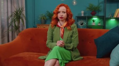 - Ne? - Neden? Kızıl saçlı genç bir kadın öfkeli bir ifadeyle el kaldırıyor, başarısızlık nedenini soruyor, evdeki sorunlardan kuşkulandığını gösteriyor. Kanepede oturan kızıl kız.