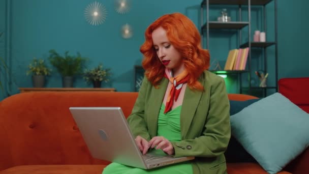 Redhead Νεαρή Γυναίκα Κάθεται Στον Καναπέ Κλείσιμο Φορητό Υπολογιστή Μετά — Αρχείο Βίντεο