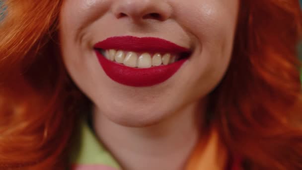 肖像画のクローズアップ若い幸せな赤毛の女性の笑顔の口 完璧な白い偉大な健康的な歯を閉じると魅力的な素敵な生姜の女の子 赤い口紅だ 女性のスキンケアモデルの笑顔ワイドカメラ — ストック動画