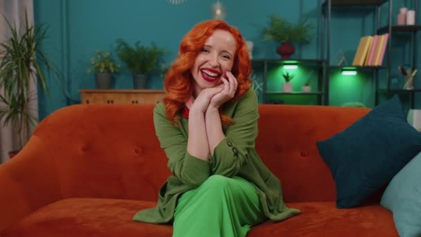 Руда Молода Жінка Зеленому Одязі Сміється Голосно Після Чує Смішний — стокове відео
