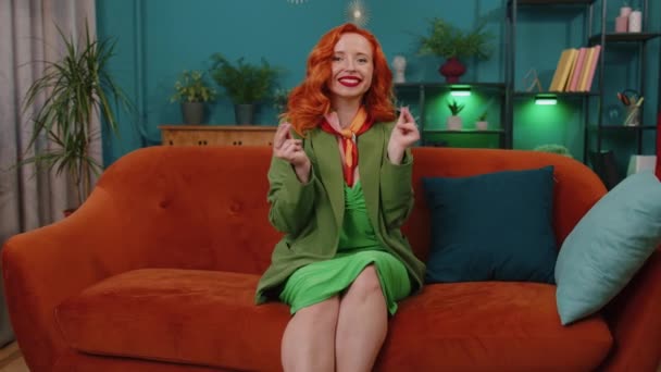 Wesoły Bogaty Ruda Kobieta Zielonej Sukience Pokazujące Marnowanie Lub Rzucanie — Wideo stockowe