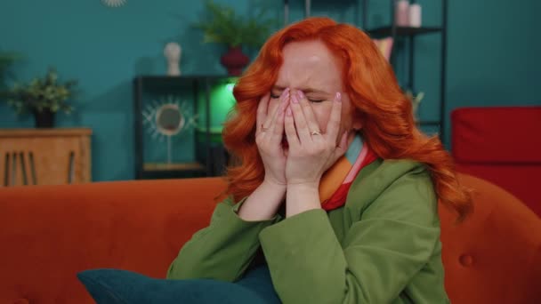 Hayal Kırıklığına Uğramış Kızıl Saçlı Yetişkin Kız Gözyaşlarını Siliyor Umutsuzluktan — Stok video