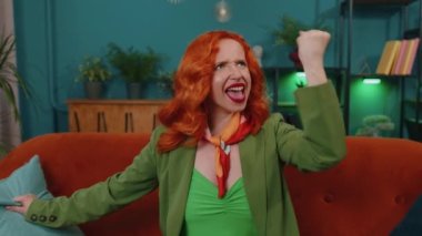 Komşu konseptinde tamirat. Sinirli kız kanepeye oturup yastıklarla kulaklarını kapatır gürültücü komşulardan rahatsız olur baş ağrısı ve sessizlik. Evde ses yalıtımı olmayan ince duvarlar.