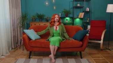 Komşu konseptinde tamirat. Sinirli kadın koltuk örtüsüne oturup, baş ağrısından muzdarip gürültücü komşular tarafından rahatsız edilen yastıklarla, sessizlik diliyor. Evde ses yalıtımı olmayan ince duvarlar.