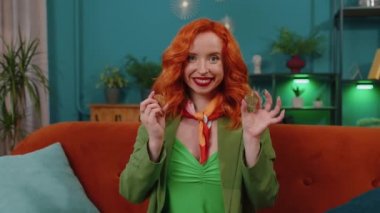 Evde iki altın sikke tutan serbest çalışan başarılı bir programcı. Kız borsa simsarları online ticaret operasyonlarını izledikten sonra bitcoin kazanıyor. Artan zenginlik, artan mali refah