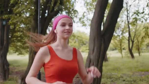 Athletische Fitness Läuferin Trainiert Marathonlauf Hört Musik Kopfhörern Workout Cardio — Stockvideo