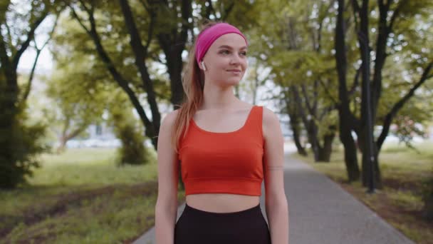Athletische Fitness Läuferin Beim Mädchentraining Für Erwachsene Hört Lieblingsmusik Kopfhörer — Stockvideo