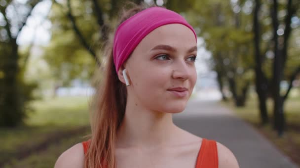 Athletic Fitness Sport Löpare Vuxen Flicka Utbildning Lyssna Favorit Musik — Stockvideo