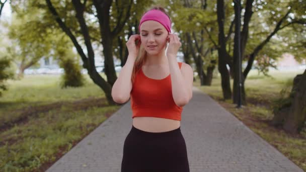 Portret Sport Potrivesc Sport Alergător Fata Formare Ascultând Muzica Preferată — Videoclip de stoc