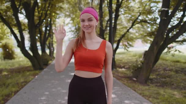 Wow Hallo Willkommen Athletisch Durchtrainiertes Schlankes Läufermädchen Das Mit Einem — Stockvideo