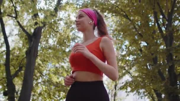 Zeitlupenathletin Fit Mädchen Beim Lauftraining Marathonlauf Musik Über Kopfhörer Hörend — Stockvideo