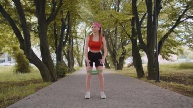 Sıska sporcu kız spor yaparken spor yaparken spor salonunda spor yaparken spor yaparken spor yaparken lastik bant kullanıyormuş. Sağlıklı yaşam tarzını seven genç bir kadın. Aktif sporcu kadın koşucu