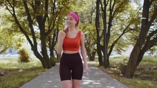 Fata Alergătoare Atletică Potrivește Sărbătorește Succesul Câștigă Țipătul Bucură Victoria — Videoclip de stoc
