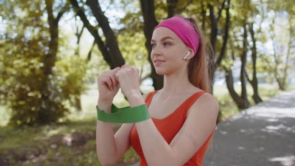 Atletic Potrivesc Fată Sport Subțire Face Exerciții Întindere Mâinilor Bandă — Videoclip de stoc