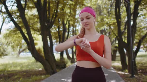 Atletik Koşucu Kız Akıllı Saat Cihazına Bilekliğe Saate Kalp Ritmine — Stok video