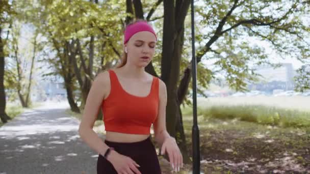 Cansado Atlético Fitness Esporte Corredor Menina Adulta Tendo Pausa Após — Vídeo de Stock