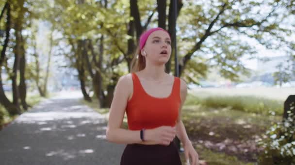 Zmęczony Sport Fitness Jogger Dorosła Dziewczyna Robi Przerwę Treningu Biegowym — Wideo stockowe