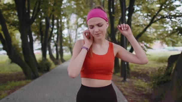 Treinamento Atlético Fitness Esporte Corredor Menina Ouvindo Música Favorita Fones — Vídeo de Stock