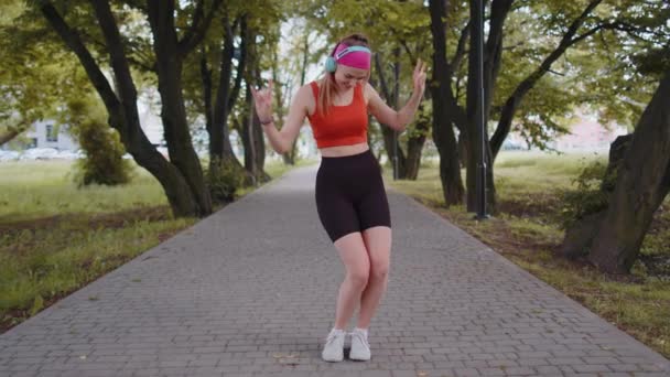 Sporcu Spor Koşucusu Kız Antrenmanı Kulaklıkla Müzik Dinlemek Kameraya Dans — Stok video