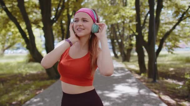 Athletische Fitness Läuferin Beim Training Musik Über Kopfhörer Hörend Vor — Stockvideo