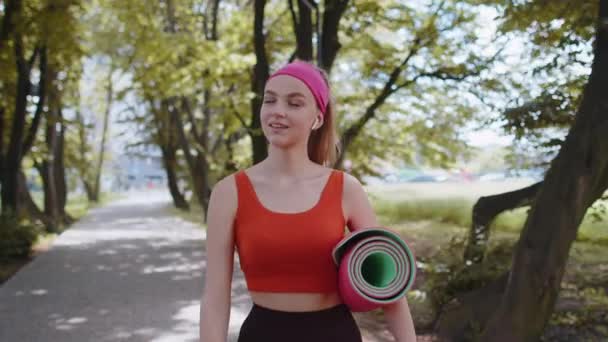 Sportos Fitness Sport Futó Lány Séta Sport Jóga Szőnyeg Csinálni — Stock videók