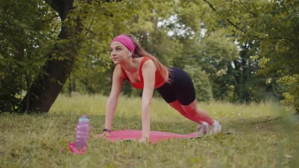 Sportif Formda Bir Kız Spor Minderinin Üzerinde Egzersiz Yapıyor Karın — Stok video