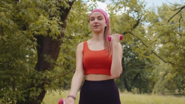 Athletisch Sportlich Fittes Mädchen Sportbekleidung Beim Kurzhanteltraining Park Mit Bizeps — Stockvideo