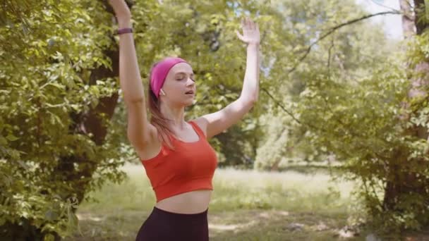 Sportieve Zorgeloze Meisje Beoefenen Yoga Meditatie Ontvangt Positieve Energie Gezonde — Stockvideo
