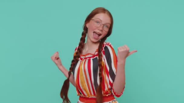 Ευτυχισμένο Κοκκινομάλλικο Κορίτσι Φόρεμα Φωνάζει Σηκώνει Γροθιές Χειρονομία Έκανα Γιορτάζει — Αρχείο Βίντεο