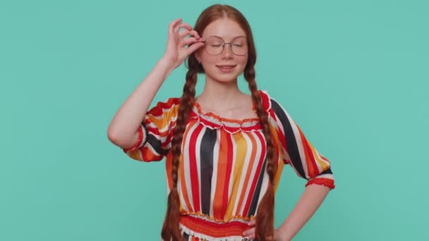 Renkli Elbiseli Neşeli Kızıl Saçlı Kız Gülümsüyor Kameraya Bakıyor Mavi — Stok video