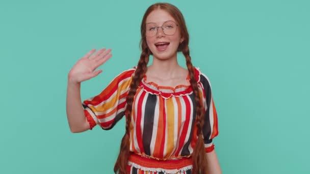 Gyönyörű Vörös Hajú Lány Mosolyog Barátságos Kamera Integető Kezét Gesztikuláló — Stock videók
