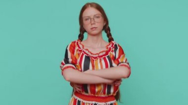 Tatminsiz kız kafasını sallıyor hayır, başarısızlık nedenini soruyor, inançsızlığını dile getiriyor, sıkılmış hissediyor, sonuç olarak hayal kırıklığına uğruyor, kötü haber. Kızıl ergen çocuk mavi stüdyoda izole edilmiş.