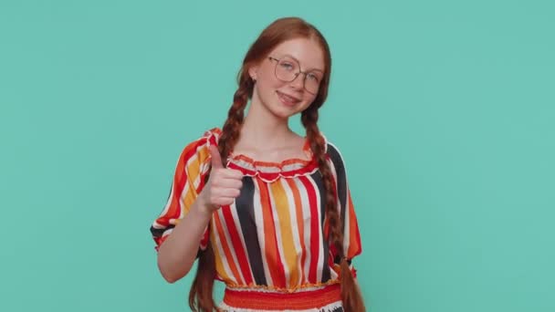 Redhead Ung Tonåring Flicka Klänning Höjer Tummen Upp Håller Med — Stockvideo
