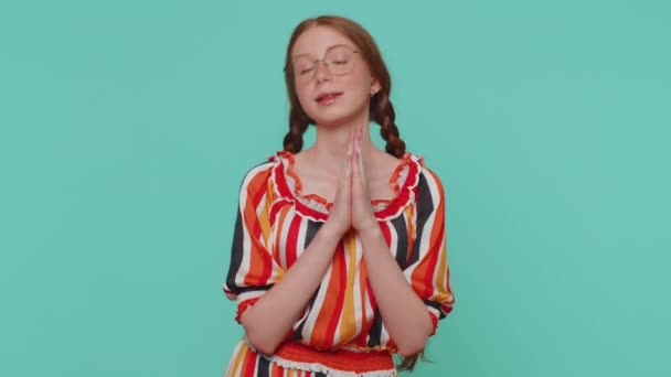 Lütfen Tanrım Bana Yardım Kızıl Saçlı Kız Dua Ediyor Yukarı — Stok video