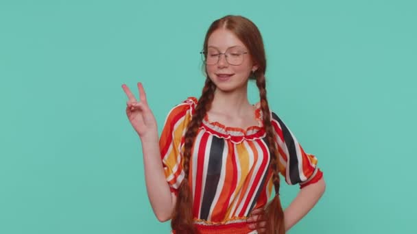 Kızıl Saçlı Kız Zafer Işareti Gösteriyor Başarı Kazanma Umuduyla Barış — Stok video
