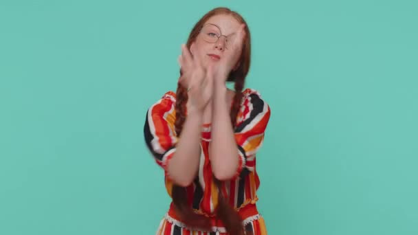 Αστεία Χαρούμενη Ειλικρινής Κοκκινομάλλα Κοπέλα Φόρεμα Κάνοντας Παιχνιδιάρικες Ανόητες Εκφράσεις — Αρχείο Βίντεο