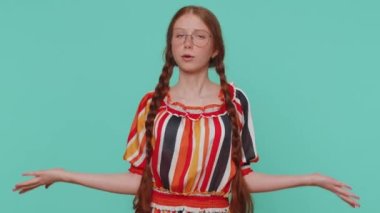 Neden? Öfkeli bir ifadeyle el kaldıran samimi, sinirli bir kızıl kız başarısızlığının nedenini sorup sorunların inançsızlığını gösteriyor. Mavi arka planda kafası karışmış bir çocuk.