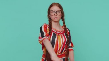 Durmak yok. Ciddi bir kız hayır derse, el ele tutuşup dur, tehlike işareti yap, bitirme uyarısı yap, erişimi yasakla, iletişimi azalt, vücut dilini kullan. Mavi arka planda kızıl saçlı çocuk