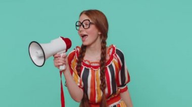 Gülümseyen mutlu kızıl kız megafonla konuşuyor, haberleri duyuruyor, satış reklamını yüksek sesle duyuruyor, hoparlörü kullanarak konuşma yapıyor. Mavi arka planda kızıl ergen bir çocuk