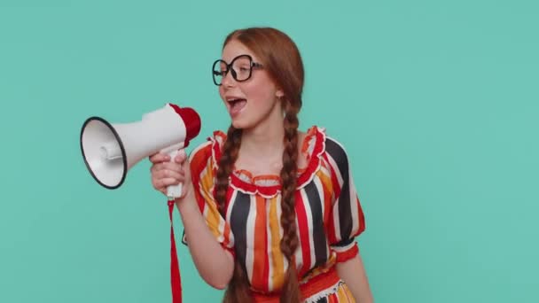 Gülümseyen Mutlu Kızıl Kız Megafonla Konuşuyor Haberleri Duyuruyor Satış Reklamını — Stok video