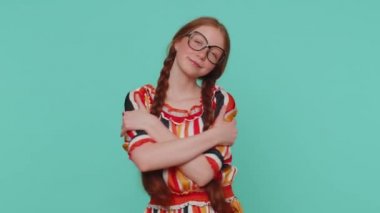 Gel bana, sana sarılmak istiyorum. Kızıl elbiseli ve gözlüklü kız el ele tutuşup sana sarılıyor. Hoş bir ifade, aşk duyguları. Genç, kızıl çocuk mavi stüdyo geçmişinde